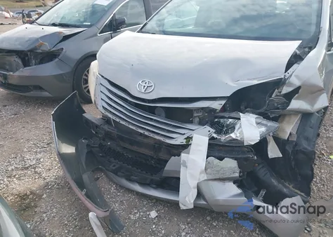 2015 Toyota Sienna Le 8 Passenger z USA, uszkodzony, nr VIN 5TDKK3DC3FS584540